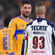¡No se 'arrugan'! Sergio Ramos y Gignac protagonizan tenso cara a cara en Clásico Regio