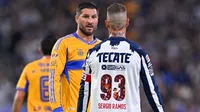 ¡No se 'arrugan'! Sergio Ramos y Gignac protagonizan tenso cara a cara en Clásico Regio