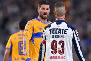 ¡No se 'arrugan'! Sergio Ramos y Gignac protagonizan tenso cara a cara en Clásico Regio