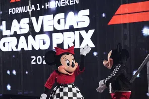 ¡Como Fantasía! Mickey Mouse protagonizó espectáculo en el Gran Premio de Las Vegas