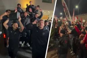 Jugadores de Toluca se suben a una patrulla para cantar 'La Cumbia de los Trapos' con la afición