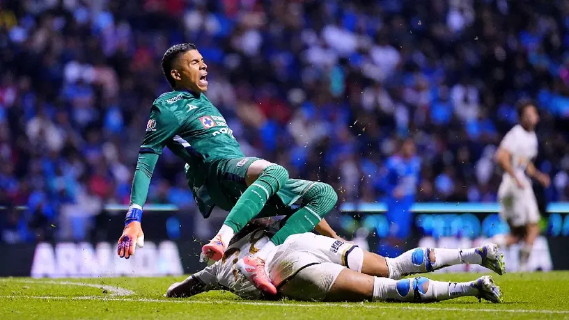 Imágenes delicadas: Así quedó la pierna de Kevin Mier tras el golpe de Carrasquilla