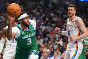 Anthony Davis viaja a México entre rumores sobre baja por lesión para enfrentar a Pistons