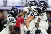 Seahawks aplastan 37-9 a Falcons y ponen medio pie en la postemporada