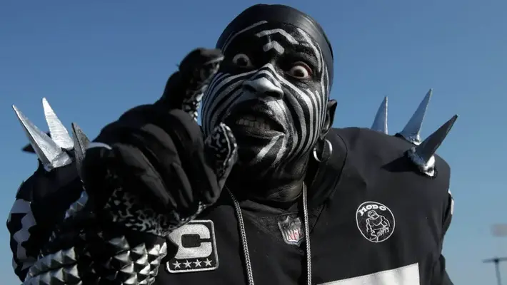 ¿La afición más ruda? La historia de los extravagantes disfraces de los fanáticos de los Raiders