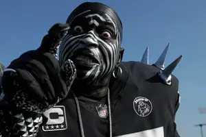 ¿La afición más ruda? La historia de los extravagantes disfraces de los fanáticos de los Raiders