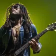 Lenny Kravitz pierde cuatro rastas en pleno concierto y su reacción sorprende al público / VIDEO