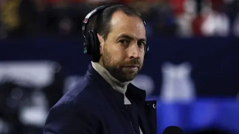 Mauricio Ymay causa polémica por comentarios en redes: "tanquetas, agua con potencia y no vuelve el caos"