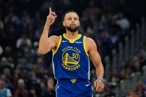 Stephen Curry hace tiro 'de otro planeta' y encesta desde el túnel rumbo al vestidor