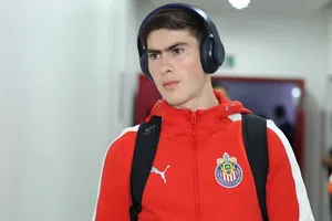 Estadio Akron suena con canción de Dragon Ball durante el calentamiento de 'Hormiga' González