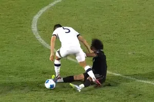 ¡Casi lo rompen! Coco Carrasquilla recibió pisotón en el Guatemala vs Panamá