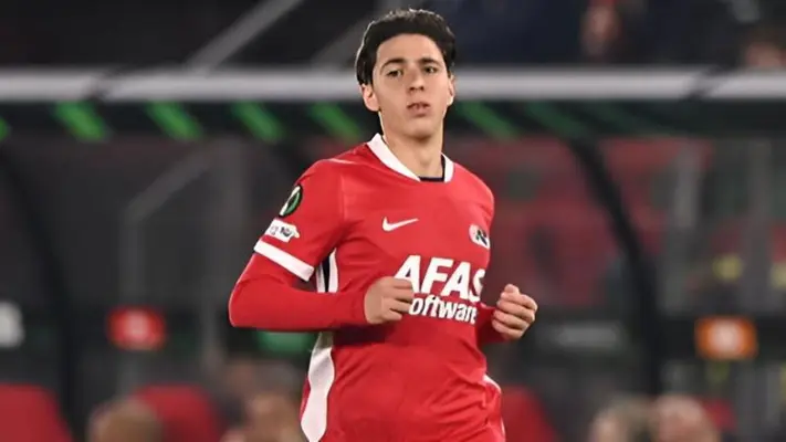 ¡Se dislocó el hombro! DT del AZ Alkmaar revela lesión de Mateo Chávez