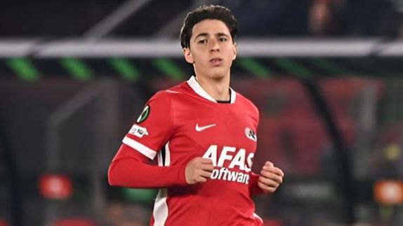 ¡Se dislocó el hombro! DT del AZ Alkmaar revela lesión de Mateo Chávez