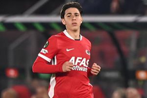 ¡Se dislocó el hombro! DT del AZ Alkmaar revela lesión de Mateo Chávez