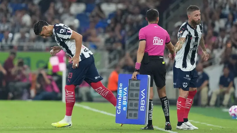 Carlos Salcedo debuta con Rayados tras 10 meses sin actividad