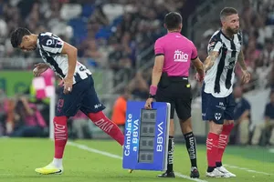 Carlos Salcedo debuta con Rayados tras 10 meses sin actividad