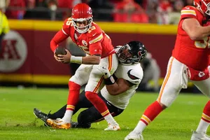 ¡Adiós a los Playoffs! Mahomes es interceptado tres veces y los Chiefs caen ante Houston