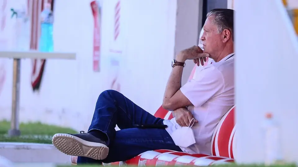 Ricardo Peláez rompe en llanto tras recordar a Manuel Lapuente