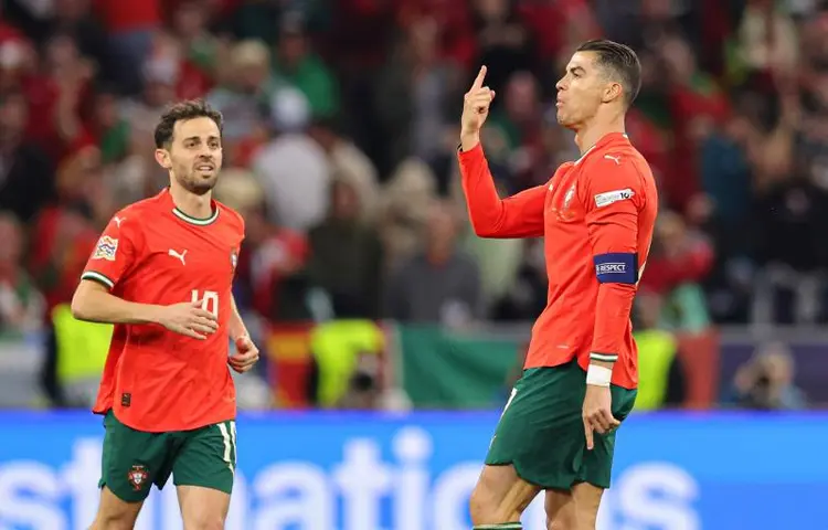 Cristiano Ronaldo junto a Bernardo Silva | AP