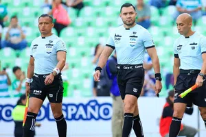 “No saben qué marcar y qué no dentro del área": Exsilbante explota contra árbitros de Liga MX