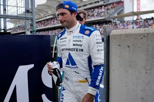 Carlos Sainz sorprende en la F1 con un casco inspirado en el chile para el GP de México 2025