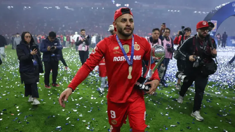 Alexis Vega no se olvida de Chivas y dedica con nostalgia su título: “Va por los Chivahermanos”