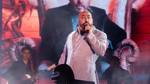 VIDEO: Lupillo Rivera sufre robo de sus botas en pleno show