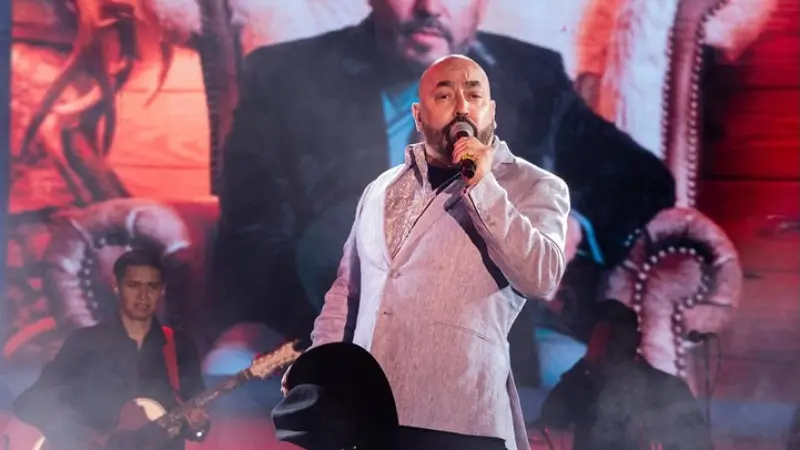 VIDEO: Lupillo Rivera sufre robo de sus botas en pleno show