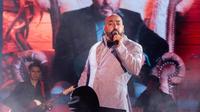 VIDEO: Lupillo Rivera sufre robo de sus botas en pleno show