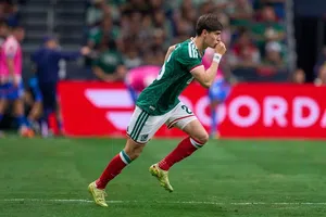 ¡Noche soñada! Armando 'Hormiga' González se lleva mucho aprendizaje de su debut con Selección Mexicana