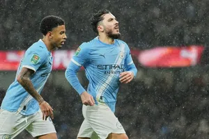 Cherki saca las celebraciones de Haaland tras el golazo en la victoria del Manchester City en la Carabao Cup