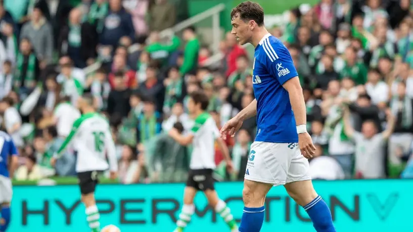 Federico Viñas sufrió patada y jugó con una herida abierta en el empate del Oviedo