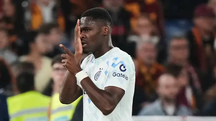Inter de Milán gana por la mínima a Roma y acaricia la cima de la Serie A