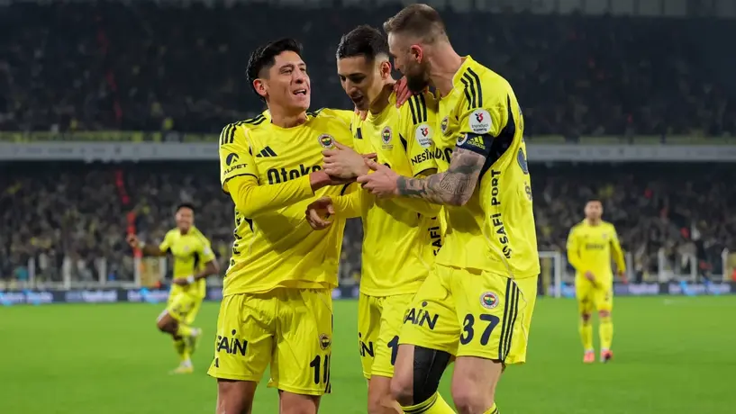 Edson Álvarez brilla y da su primera asistencia con Fenerbahçe