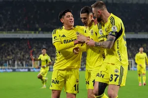 Edson Álvarez brilla y da su primera asistencia con Fenerbahçe