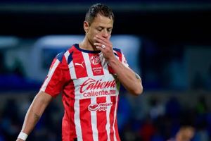 Afición de Cruz Azul se burla de Javier 'Chicharito' Hernández tras fallar penal
