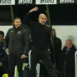 Manchester City cae ante Newcastle y Guardiola termina envuelto en pelea con camarógrafo