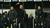 Manchester City cae ante Newcastle y Guardiola termina envuelto en pelea con camarógrafo