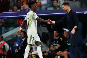 ‘Una noche redonda’: Xabi Alonso aplaude a sus jugadores tras golear a Valencia