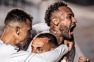 Neymar juega lesionado y marca gol para dar la victoria a Santos y sacarlo de zona del descenso