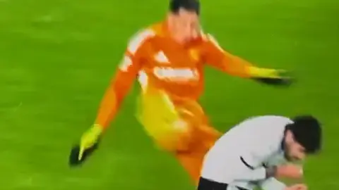 ¡Se volvió loco! Esteban Andrada, ex portero de Monterrey, pateó a rival en LaLiga Hypermotion