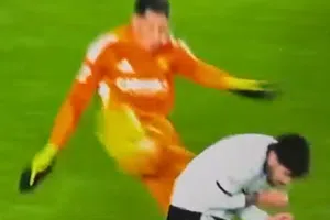 ¡Se volvió loco! Esteban Andrada, ex portero de Monterrey, pateó a rival en LaLiga Hypermotion