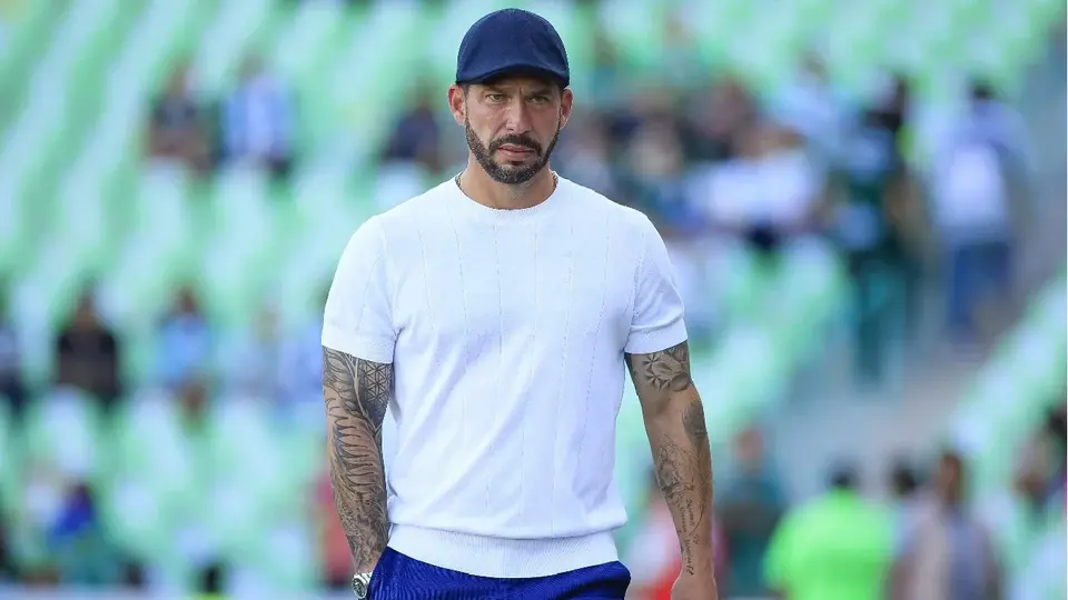 Benjamín Mora homenajeó a Manuel Lapuente en su partido ante Santos Laguna