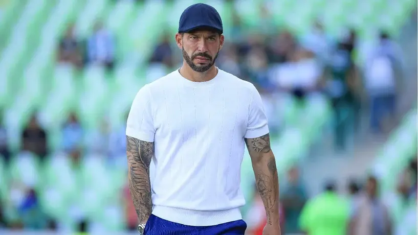 Benjamín Mora homenajeó a Manuel Lapuente en su partido ante Santos Laguna