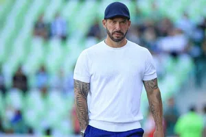 Benjamín Mora homenajeó a Manuel Lapuente en su partido ante Santos Laguna