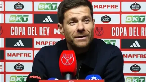 Xabi sufre percance con la luz durante conferencia de prensa