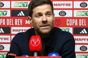 Xabi sufre percance con la luz durante conferencia de prensa