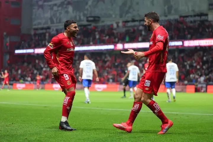 Alexis Vega y Paulinho celebran un gol | IMAGO7