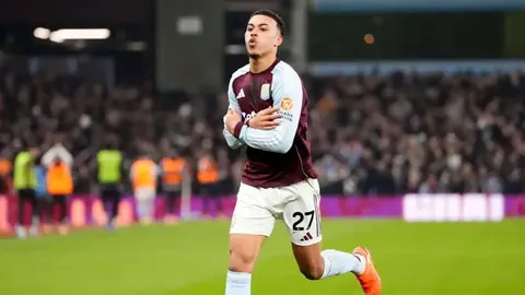 Manchester United pierde en su visita a Villa Park, Aston Villa llegó a 10 partidos sin conocer la derrota