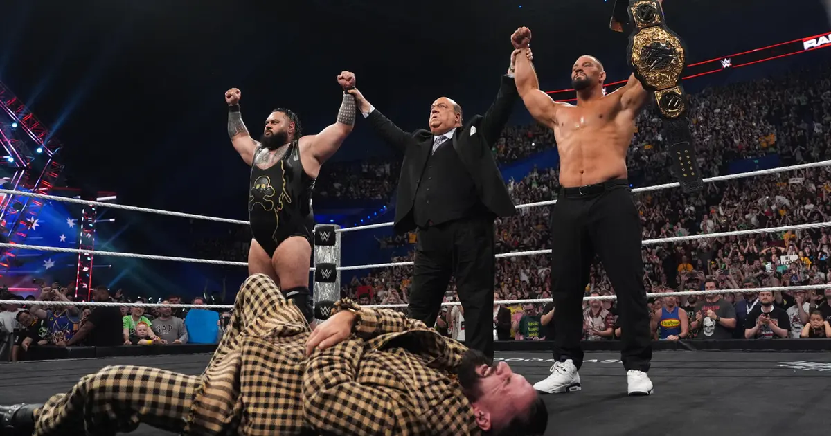 Seth Rollins fue traicionado por Bron Breakker, Bronson Reed y Paul